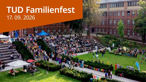 Der Innenhof des Fritz-Förster-Baus voller Menschen. In der oberen linken Ecke steht TUD Familienfest 17.09.2026.