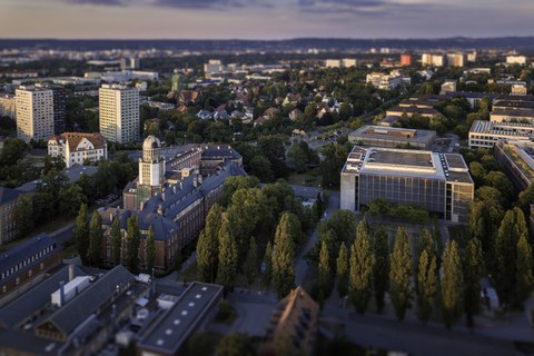 Das Foto zeigt eine Luftaufnahme einiger Gebäude der TU Dresden. Unter anderem kann man das Hörsaalzentrum mit seiner großen Wiese und den Beyer-Bau erkennen.