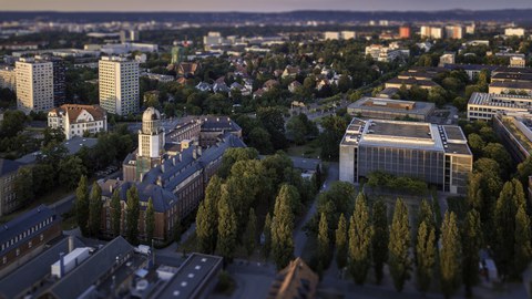 Das Foto zeigt eine Luftaufnahme einiger Gebäude der TU Dresden. Unter anderem kann man das Hörsaalzentrum mit seiner großen Wiese und den Beyer-Bau erkennen.