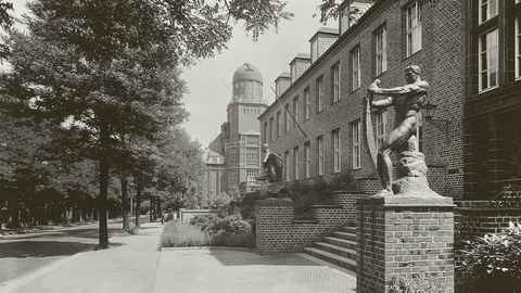 Straßenansicht des 1939 errichteten Gebäudes des Instituts für Kraftfahrwesen (heute: Jante-Bau) mit Allegorien auf den Eisenbahn- und Straßenverkehr des Dresdners Künstlers Max Hermann Fritz (1945 entfernt), 1941. 