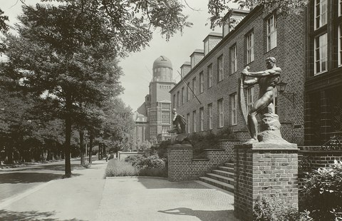 Straßenansicht des 1939 errichteten Gebäudes des Instituts für Kraftfahrwesen (heute: Jante-Bau) mit Allegorien auf den Eisenbahn- und Straßenverkehr des Dresdners Künstlers Max Hermann Fritz (1945 entfernt), 1941. 