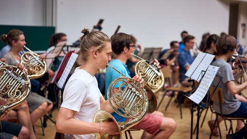 Menschen aus dem Uniorchester musizieren