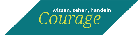 Das Label hat einen petrolfarbenen Hintergrund. In grün-gelber Schrift "Courage", darüber in weiß die Zeile "wissen, sehen, handeln". 