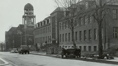 Historical black and white photo with a view of the Jante building, with the Beyer building in the background