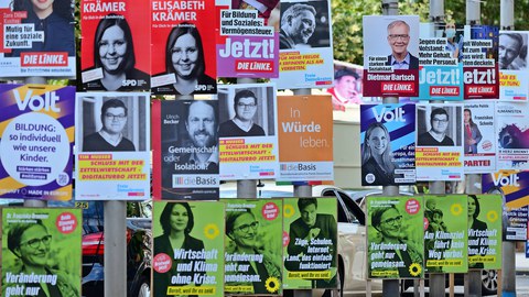 Wahlplakate an einer Straße 
