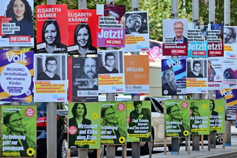 Wahlplakate an einer Straße 