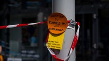 An einem Pfosten steht auf einer farbigen Karte "Womit bist du Klimaheld:in? Womit Klimakiller?