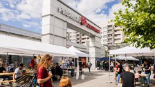 Ein Blick auf das Festgelände mit mehreren Pavillons.
