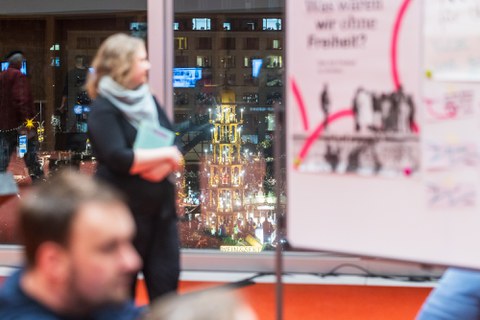 Assata Frauhammer, Plakatwand, Lichter im Hintergrund