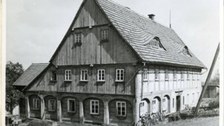 Aus einer Vorlesungsmitschrift von Dr. Ruth Matthaes bei Prof. Hempel im Jahr 1940. Sie beschäftigte sich intensiv mit der Obersächsischen Holz- und Schnitzkunst am Bauernhaus. Die Aufnahme zeigt das Haus einer Weberfamilie in Reichenau bei Zittau.