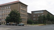 Gebäudekomplex der Ingenieurhochschule in Dresden-Johannstadt, Blick aus Richtung Südosten über die Kreuzung Dürerstraße/Hans-Grundig-Straße