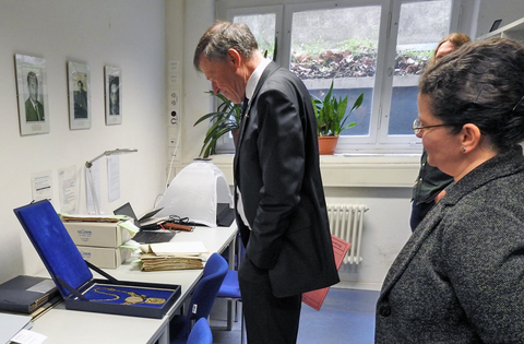 Dr. Matthias Rößler im Universitätsarchiv