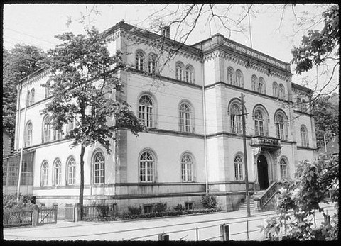 Das Hauptgebäude der ehemaligen Forstlichen Hochschule Tharandt. Aufnahme um 1955.