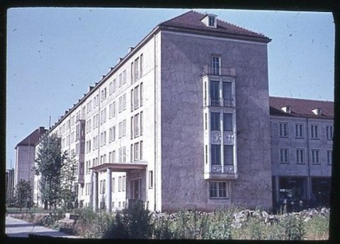 Das neu gebaute Studentenwohnheim an der ehemaligen Reichsstraße, heute Fritz-Löffler-Straße.