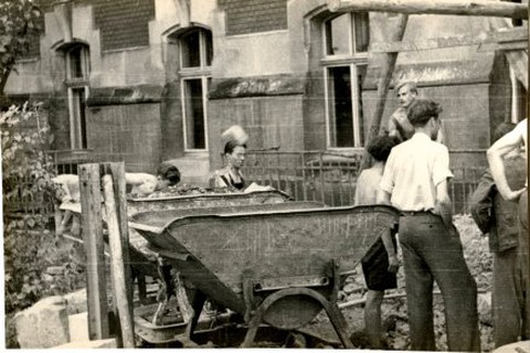 Trümmerberäumung des TH-Geländes durch Studierende der Hochschule wahrscheinlich 1946. 