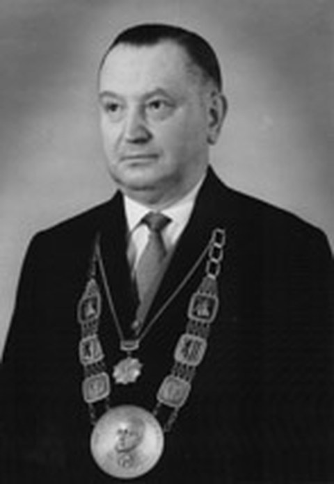Prof. Kurt Walter  Schwabe