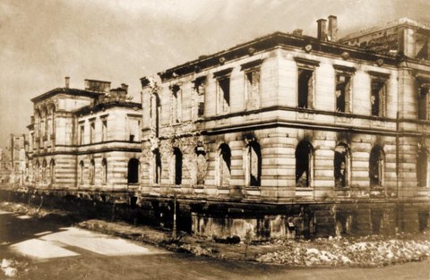 Zerstörtes Rektoratsgebäude der TH Dresden am ehemaligen Bismarckplatz am Hauptbahnhof. Obwohl die Fassade teilweise erhalten war, wurde das Rektoratsgebäude Anfang der 50er Jahre vollständig abgerissen.