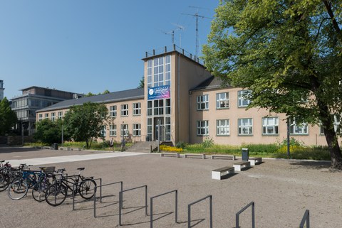 Barkhausen-Bau mit Fahrradständern im Vordergrund