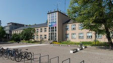 Barkhausen-Bau mit Fahrradständern im Vordergrund