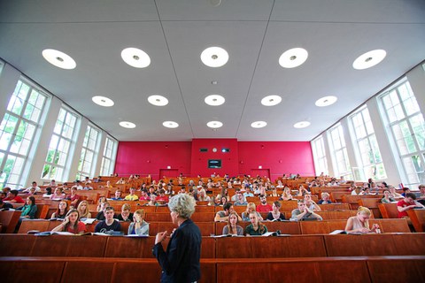 Studierende sitzen in einem Hörsaal während einer Vorlesung.