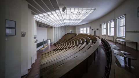 Der Hörsaal "Bombentrichter"
