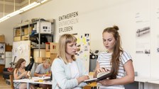 Dozentin und Studentin im Gespräch in einem Raum des Technischen Design