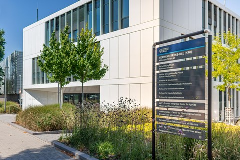 Hermann-Krone-Bau mit Beschilderung