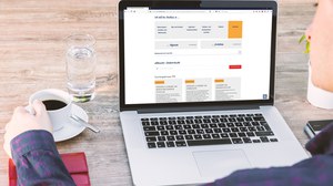 Person am Laptop schaut sich TUD-Startseite an