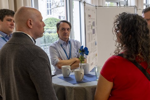 Impression der HPC-Konferenz; 5 Personen im Gespräch an einem Tisch