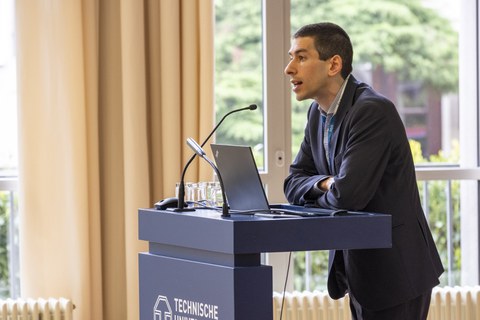 Foto von Dr. Michael Rafii aus dem BMBF während seines Grußworts.jpg