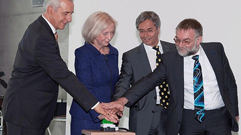 Symbolische Inbetriebnahme des HRSK-II durch Tillich, Wanka, Müller-Steinhagen und Nagel.