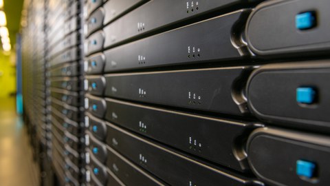 Foto eines aktuellen HPC-Racks aus einer starken Perspektive mit Fokus auf Nahaufnahme/Detailaufnahme im Vordergrund.