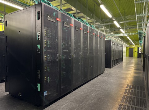 Foto des Clusters Capella im HPC-Raum im Lehmann-Zentrum (LZR); im Hintergrund ist auch das Cluster Barnard zu sehen. 