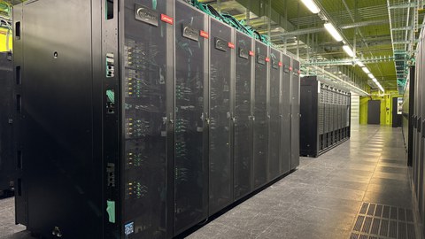 Foto des Clusters Capella im HPC-Raum im Lehmann-Zentrum (LZR); im Hintergrund ist auch das Cluster Barnard zu sehen. 