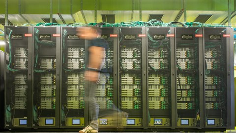 Frontalaufnahme des Capella-Clusters - im Vordergrund verschwommen ein vorbeilaufender Mitarbeiter