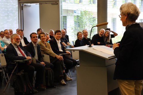 Foto der TUD-Rektorin, Frau Prof. Dr. Ursula Staudinger bei ihrem Grußwort anlässlich des 20jährigen ZIH-Jubiläums vor den Veranstaltungsgästen.