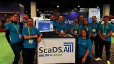 Gruppenaufnahme: 11 Team-Mitglieder von ZIH und ScaDS.AI auf dem Stand der SC23. 
