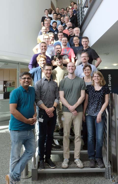 Zahlreiche Personen auf einer Treppe - das Projektteam von SEANERGYS bei einem Workshop 2025.