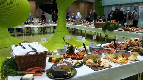 Foto des Käsebuffets zum ZIH-Fest im Mai 2019 im Andreas-Pfitzmann-Bau der TU Dresden