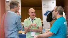 3 Personen in Unterhaltung während einer Konferenz-Pause