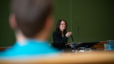 Foto von Prof. Heike Graßmann (Staatssekretärin im SMWKT) während ihres Grußwortes zur Euro-Par 2025.