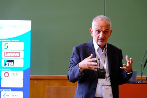 Foto von Prof. Domenico Talia während seines Keynote-Vortrags zur Euro-Par 2025