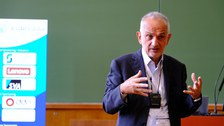 Foto von Prof. Domenico Talia während seines Keynote-Vortrags zur Euro-Par 2025