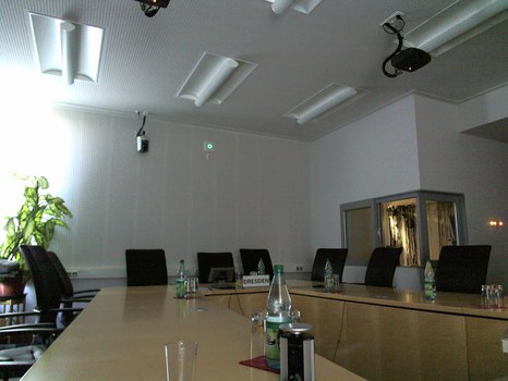 Komplett beleuchtet geschlossene Vorhänge