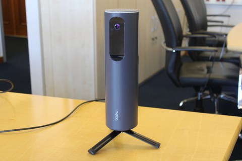 Neat Center auf Stativ