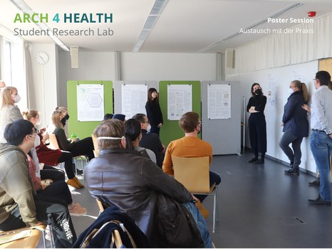 Poster Session, Austausch mit der Praxis, 5 Personen stehen vorne neben den Postern und präsentieren vor Publikum