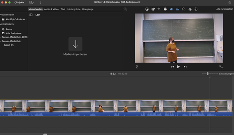 Die Abbildung zeigt einen Screenshot eines Video-Bearbeitungs-Tools. Die Überschrift des Projekts, zu sehen am oberen Rand der Abbildung, lautet „KonOpt-14 (Herleitung der KKT-Bedingungen)“. Der Screenshot ist in 2 horizontale Bereiche geteilt. Im oberen Teil ist rechts ein Navigationsbaum, in der Mitte Bearbeitungstools und rechts ein Foto. Das Foto zeigt eine grüne Tafel. Der obere Teil der Tafel ist mit Formeln und Graphen beschrieben. Vor der Tafel steht mittig im Bild eine Person in einem gelben Oberteil, die eine Mund-Nasen-Bedeckung trägt. Die Person ist nach rechts gewandt und scheint etwas zu erklären. Im unteren Teil der Abbildung ist ein Video, bestehend aus nebeneinander angeordneten Standbildern und einer Tonspur, zu sehen.