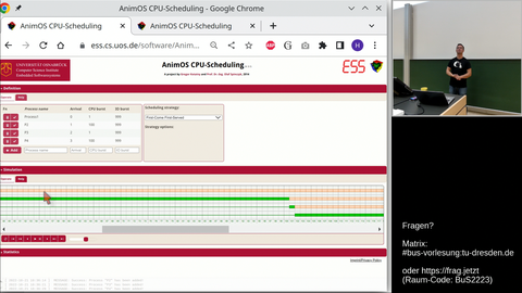 Screenshot einer Online-Vorlesung. Im linken Teil des Bildes ist eine Website namens „AnimOS CPU-Scheduling“ zu sehen. Auf der rechten Seite sieht man das Videostandbildes einer Person vor einer Tafel, vor der Person steht ein Bildschirm.