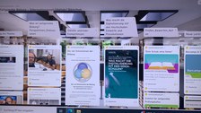Das Foto zeigt einen Computerbildschirm mit dem Programm "Padlet" offen. Links oben steht die Überschrift "Zeitgemäße Bildung - Informationspool-(digitale) Bibliothek". Der Bildschirm ist in 6 Spalten unterteilt, jede Spalte hat eine Überschrift, darunter sind in Rechtecken Beiträge zu sehen. Im Hintergrund des Padlets ist das Bild einer Bibliothek zu sehen.