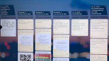 Das Foto zeigt einen Computerbildschirm mit dem Programm "Padlet" offen. Links oben steht die Überschrift "Perspektiven auf eine zeitgemäße" Bildung". Der Bildschirm ist in 6 Spalten unterteilt, jede Spalte hat eine Überschrift, darunter sind in Rechtecken Beiträge zu sehen. Im Hintergrund des Padlets ist ein verschwommenes Bild in Blautönen zu sehen.